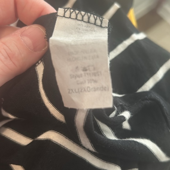 Woman’s lattice pattern neckline t-shirt with ruffled short sleeve opening. - Picture 7 of 7